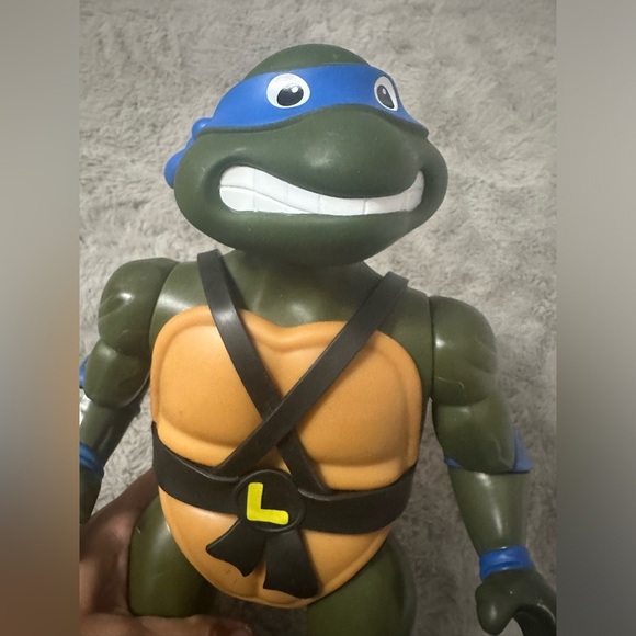 Playmates Toys TMNT Classic Leonardo Giant Size 12" Action Figure 2022 - Picture 4 of 7